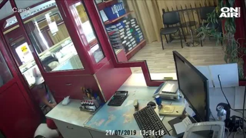 Появи се видео от бруталния обир на заложна къща в Бургас