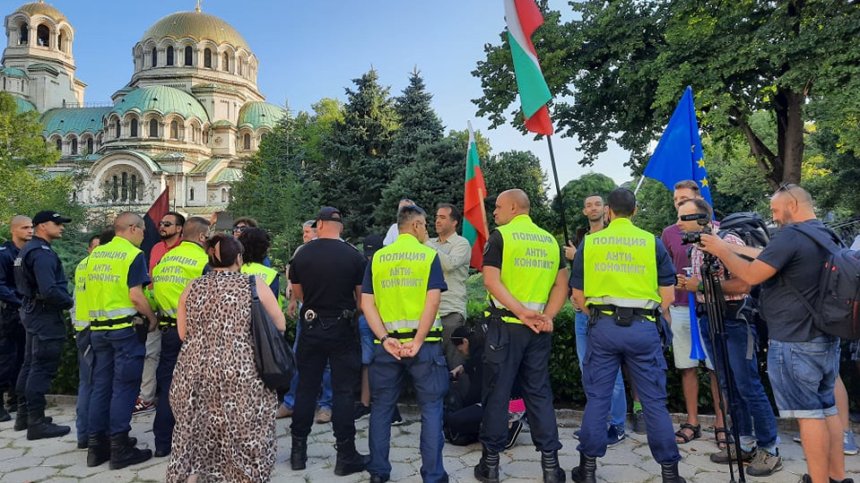 Протест пред НС: Граждани замерват депутатите с яйца и домати
