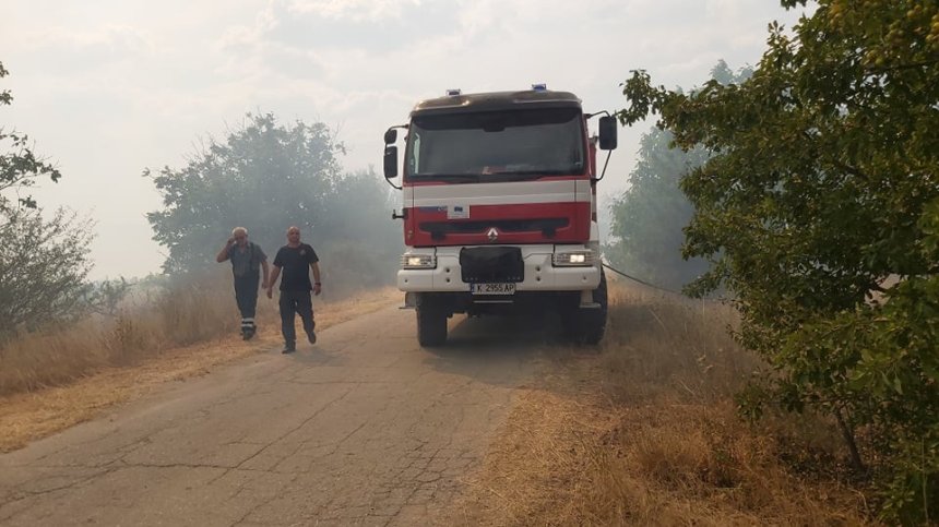 Няма засегнати къщи и пострадали хора при пожара в Шумен