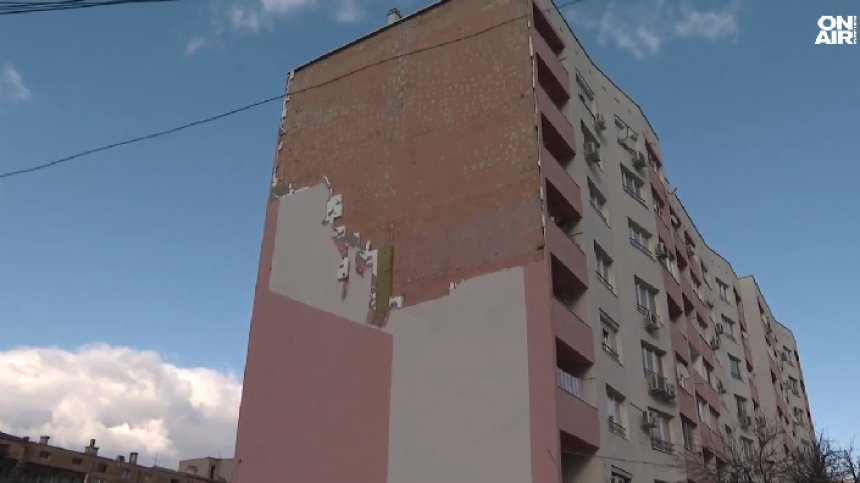 Силният вятър остави без ток части от страната, а в Асеновград срути изолация