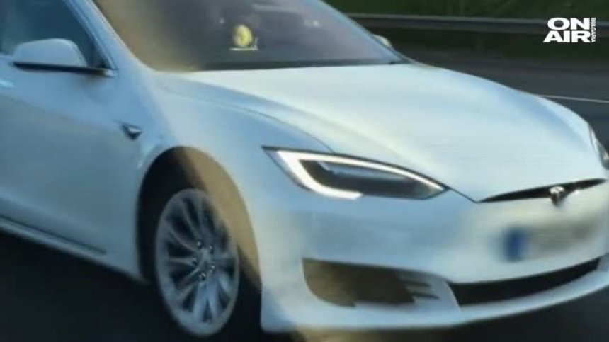 Британец изпробва екстрите на своята Tesla и загуби книжката си