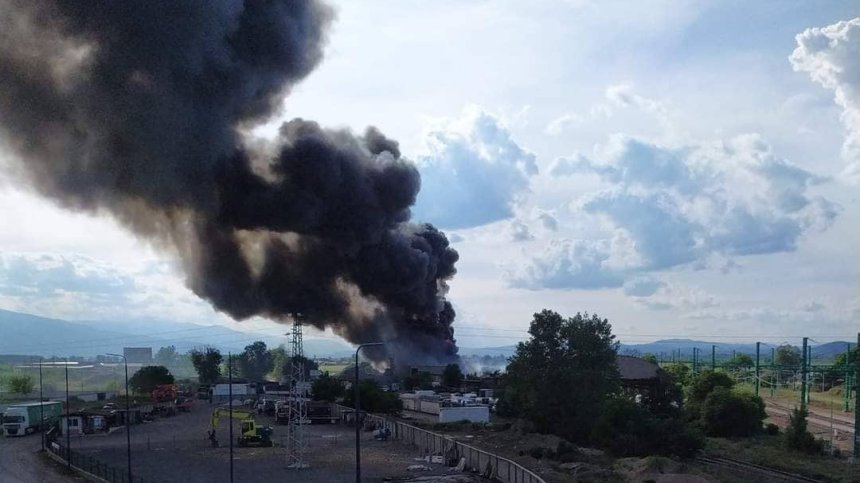 Пожар избухна на площадка за метални отпадъци в Пазарджик