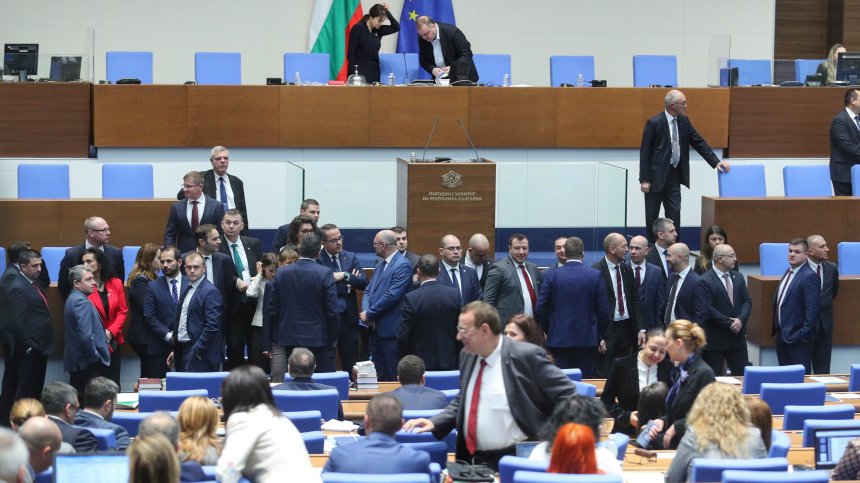 Опозицията блокира работата на парламента