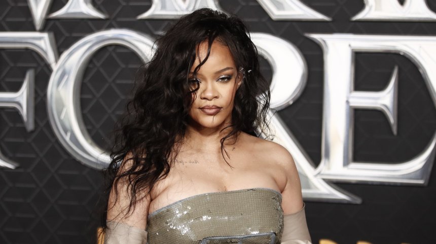 За $6,2 млн. Риана попя на индийски милиардер, нарекоха я бездарна