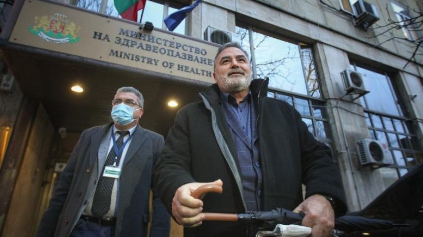 Доц. Кунчев: Задължителната ваксинация на медици и педагози е на дневен ред