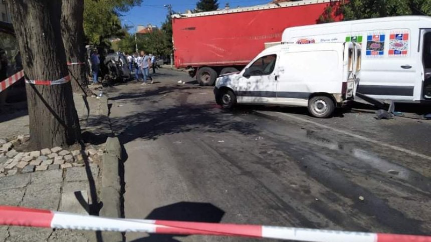 Бургаският съд остави в ареста шофьора на ТИР, блъснал 10 коли в Айтос