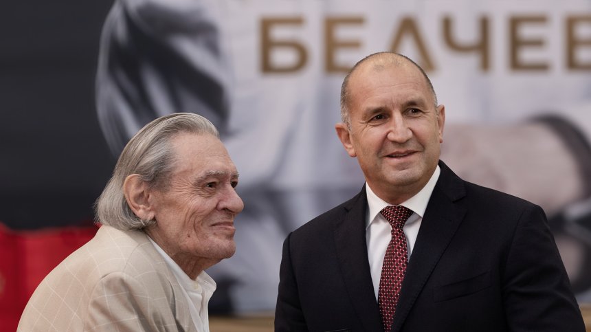 Румен Радев връчи на Михаил Белчев Почетния знак на президента