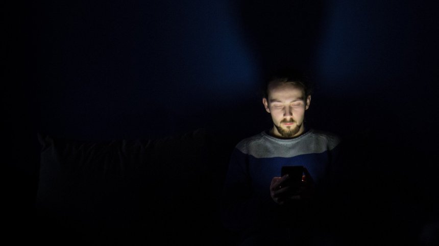Учени: Дори изключен, смартфонът вреди на мозъка ни