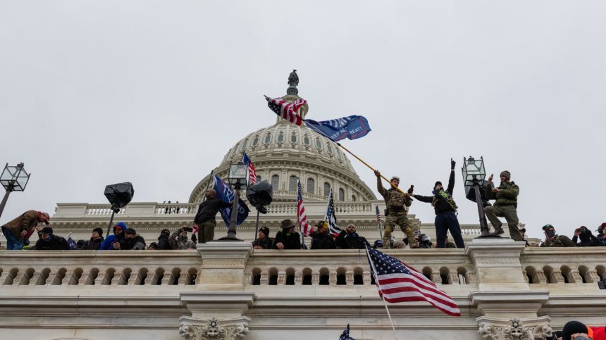 5 станаха жертвите от щурма на Капитолия, починал е полицай
