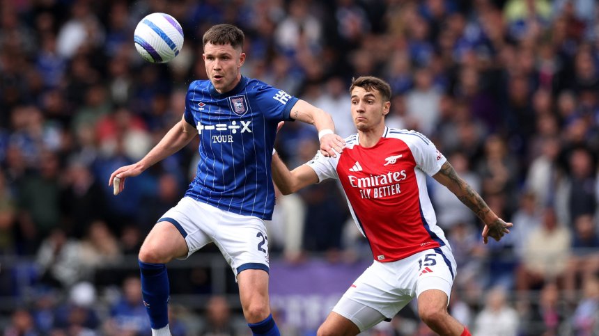 "Арсенал" помрачи надеждите на "Ипсуич" и забави триумфа на "Ливърпул"