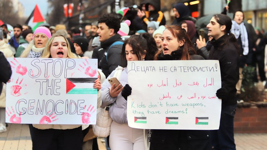 Полицаи окупираха центъра на София, пазят протест в подкрепа на палестинците