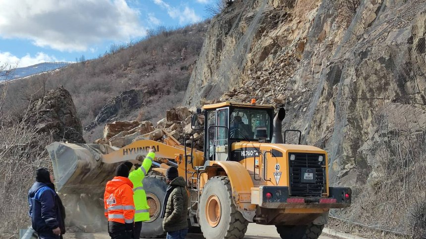 Свлачище затвори Искърското дефиле в района на село Елисейна