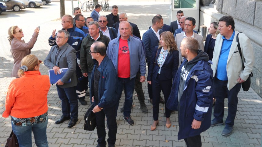 Протестиращи на среща в НС, някои останаха отвън - не очакват "прозрачни" разговори