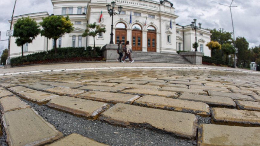 Жълтите павета се разместиха едва седмица след края на ремонта