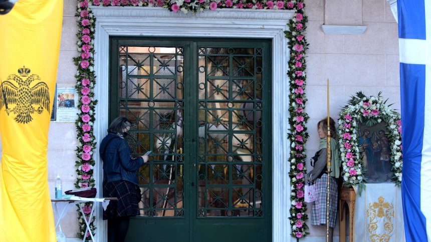 Леко отпускане на мерките в Гърция, карантината за влизащи става 3 дни