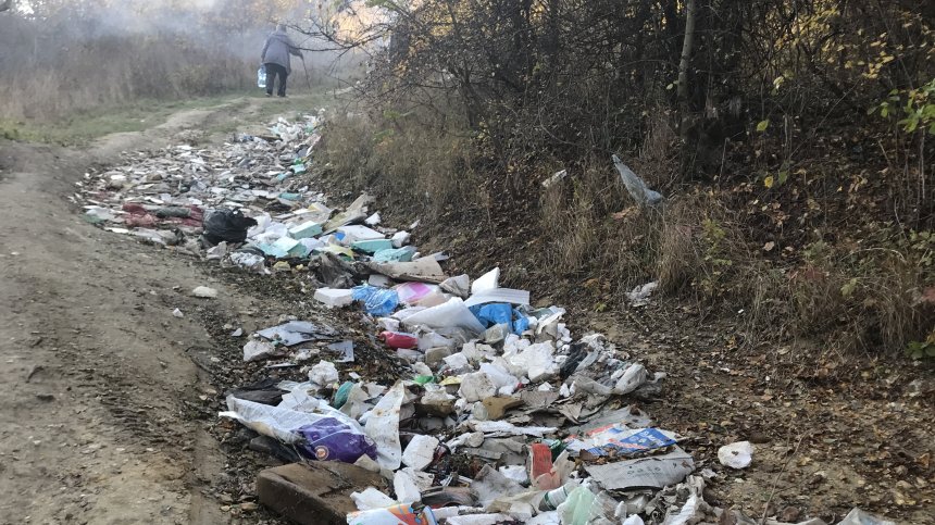 Тонове боклуци са разпръснати из живописните пътеки над Варна
