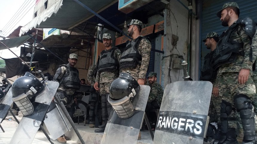 Мюсюлмани вилнеят в домовете на християните в Пакистан, чупят къщи и палят вещи