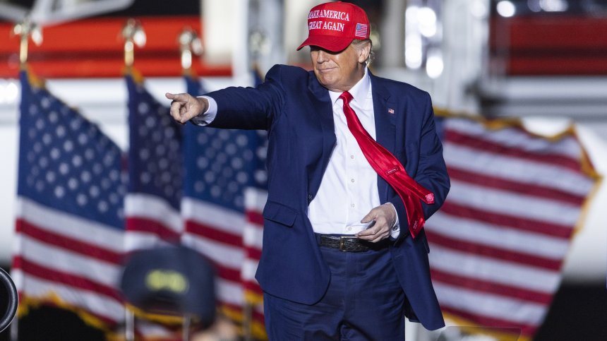 Има ли какво да крие? Огласяват данъчните декларации на Тръмп в петък