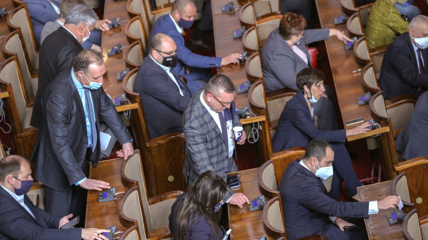 Депутатите обсъждат създаване на държавни бензиностанции