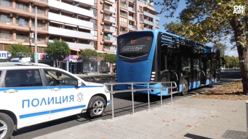 Пиян пътник чупи стъкла над главите на деца в автобус в Бургас