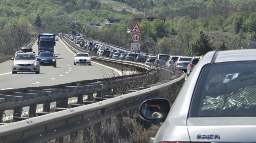 Трафик и нови мерки по пътищата у нас в последния ден от празниците