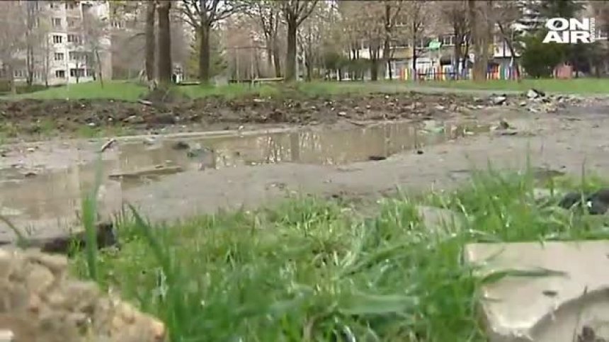 От Helpbook: Квартална градинка е потънала в кал, след ремонт на "Софийска вода"