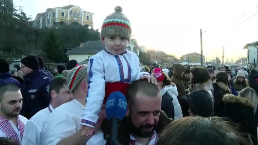 Кръстът от водите на Тунджа в Калофер отиде в ръцете на 3-годишно дете