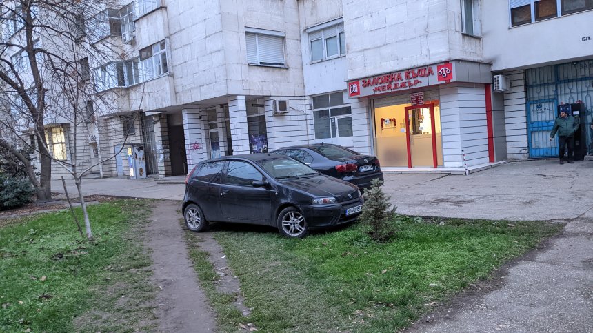 Сигнали в HelpBook за паркиране в зелени площи и на инвалидни места