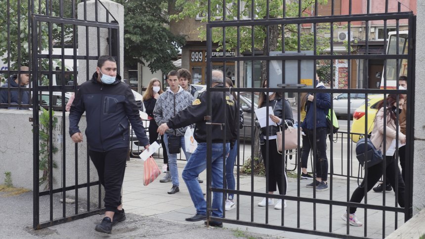 При строго спазване на мерките: Учениците под карантина ще се явяват на изпити