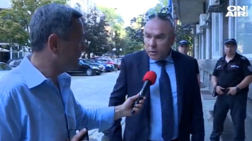 Марешки в сблъсък с протестиращите, хвърлиха бутилка по лидера на "Воля"