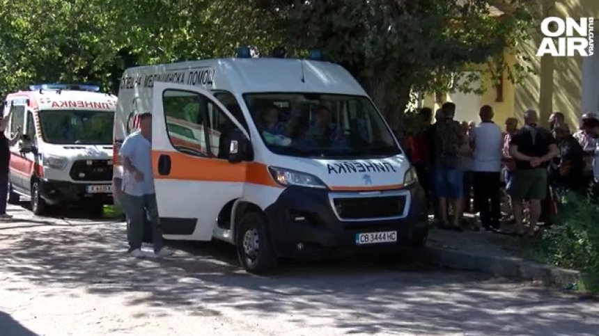 Близо 60 шофьори на линейки в Хасково протестират заради ниски заплати