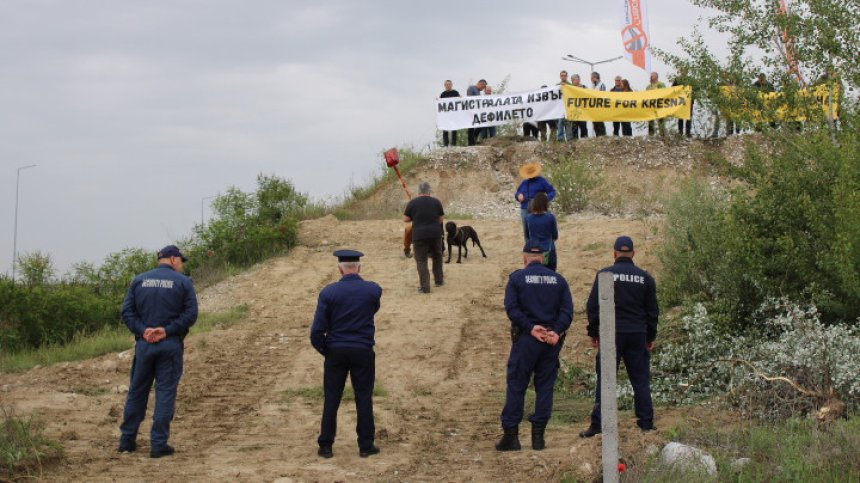 Камъни ще падат по главите ни: Протестиращи и министър Шишков в спор за ПВ "Кресна"