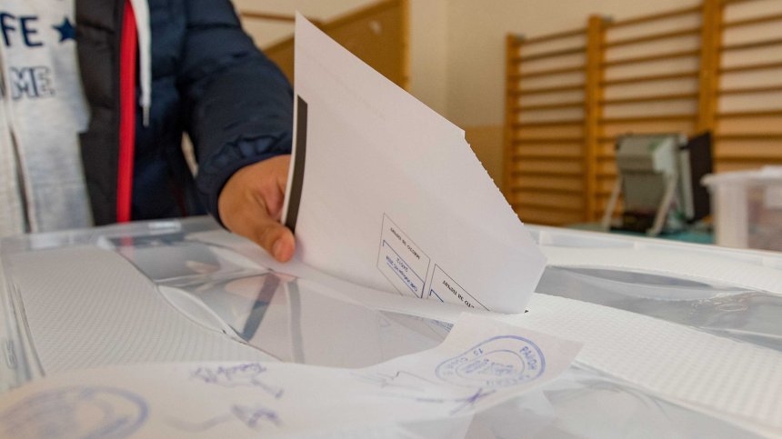 Председател на СИК разпечата урна и извади хартиена бюлетина във Велико Търново