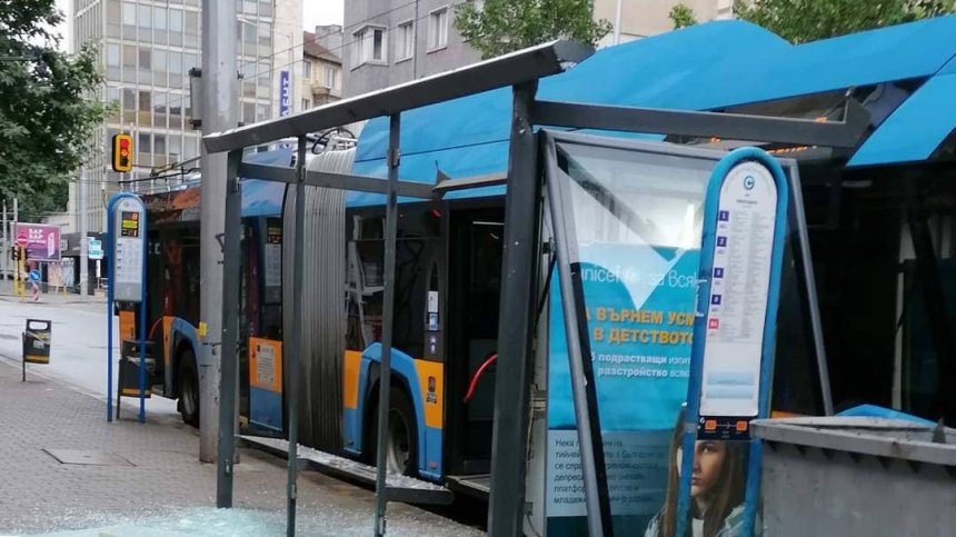 Тролей се заби в спирка в София