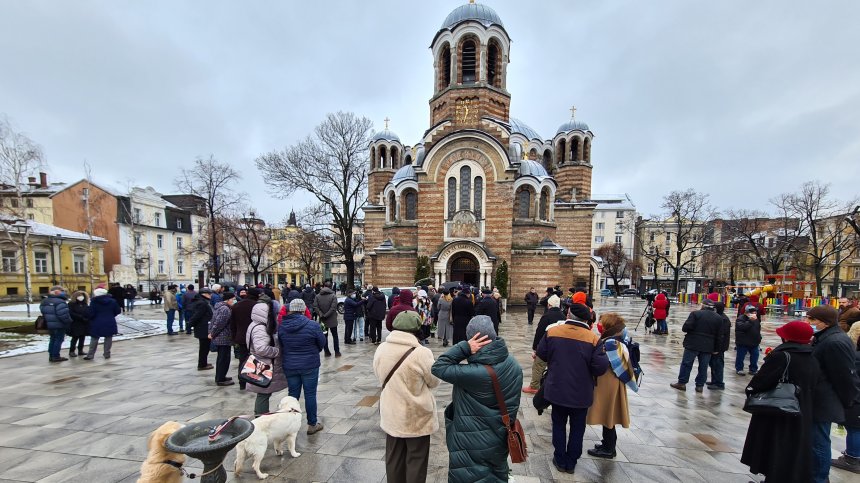 "Момчето си отива": Десетки изпратиха Филип Трифонов в последния му път