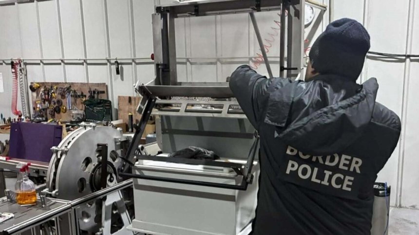 Ръководилите на нелегалната фабрика за цигари в Дупница остават в ареста