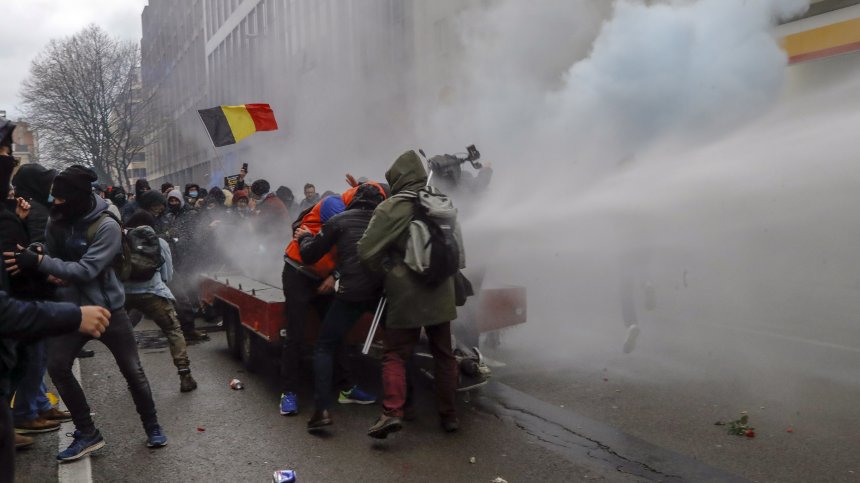 Безредици в Брюксел: Протест срещу Ковид мерките (ВИДЕО)