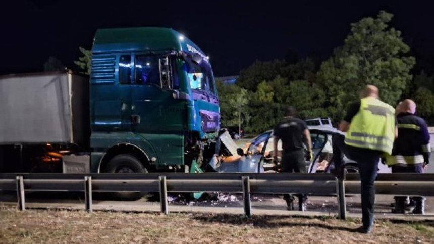 Челният удар на "Цариградско шосе": Шофьорът е с травми на лицето