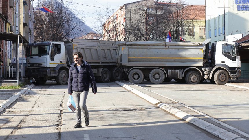 Мисията на НАТО в Косово сваля барикади в северната част от страната