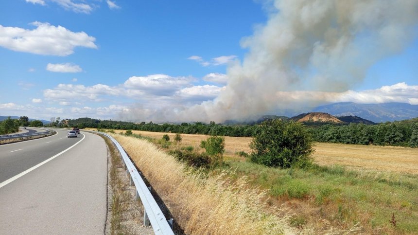 Голям пожар на метри от къщи в село Мурсалево