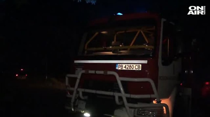 Огнеборците гасят край Карлово - огънят е овладян от 2 страни