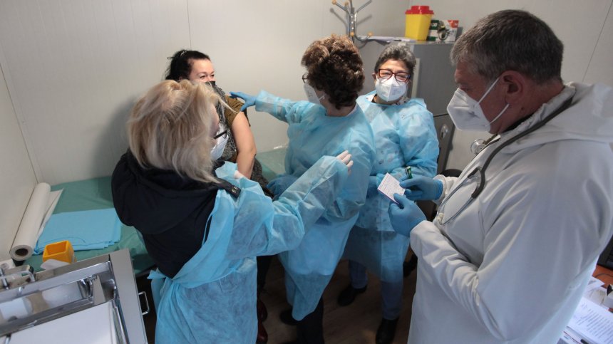 Ваксинирането на медиците приключва до 2 седмици и започва втора фаза