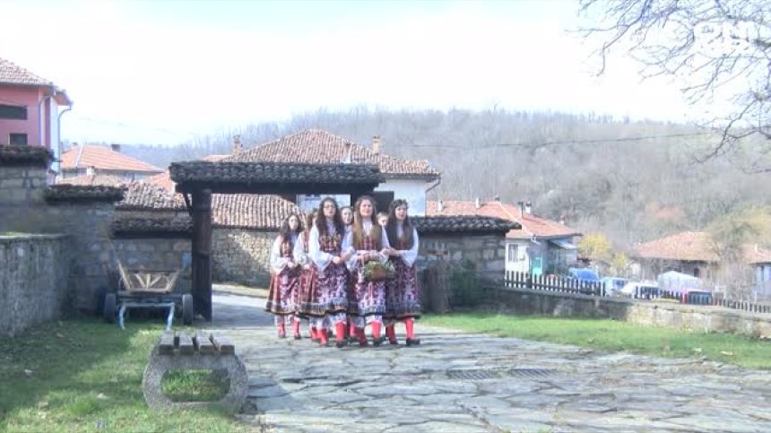 Лазарките пеят за здраве и берекет: Празник е!