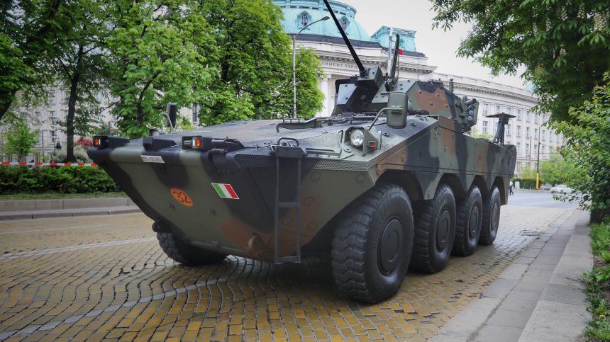 Военна техника беше струпана в центъра на София преди парада