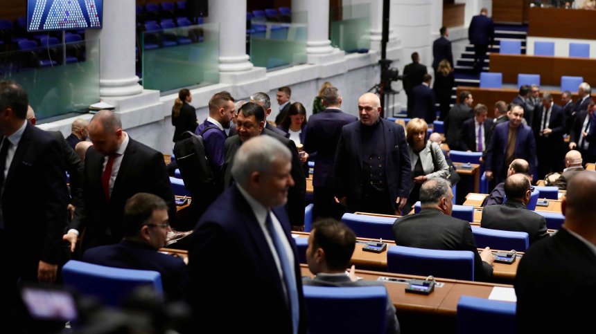 Депутатите събраха кворум и удължиха работното си време