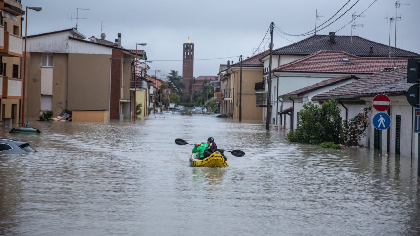 Воден Ад: Проливни дъждове удавиха части от Италия