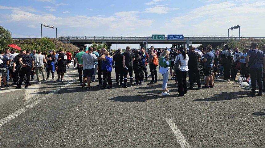 Протестиращите пробиха полицейския кордон и блокираха АМ "Струма"