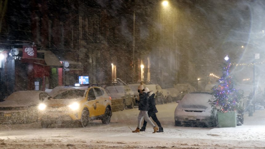 Мощна снежна буря връхлетя части от САЩ