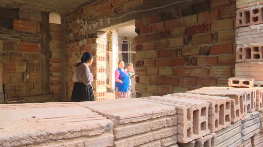 Събарят опасна сграда във Враца със самонастанили се роми