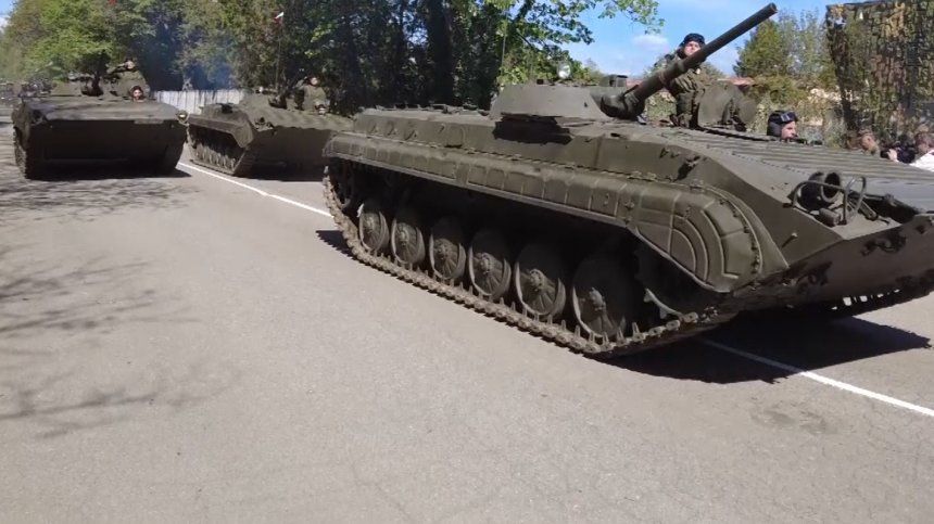 БТР-ите за Украйна се оказаха още в България, Тагарев каза кой плаща транспорта им до фронта